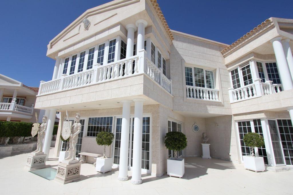 Foto majestuosa villa de lujo en la caleta con vistas al mar