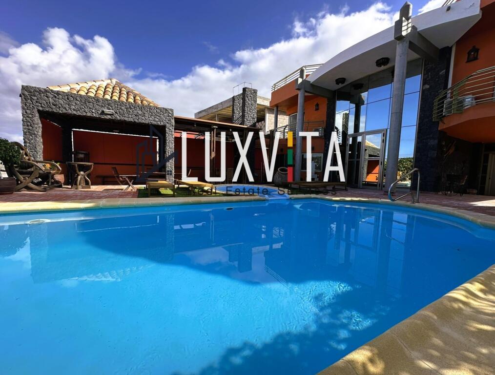 Foto exclusiva villa de lujo en el madroñal – tu oasis privado en tenerife sur con piscina y vistas de en