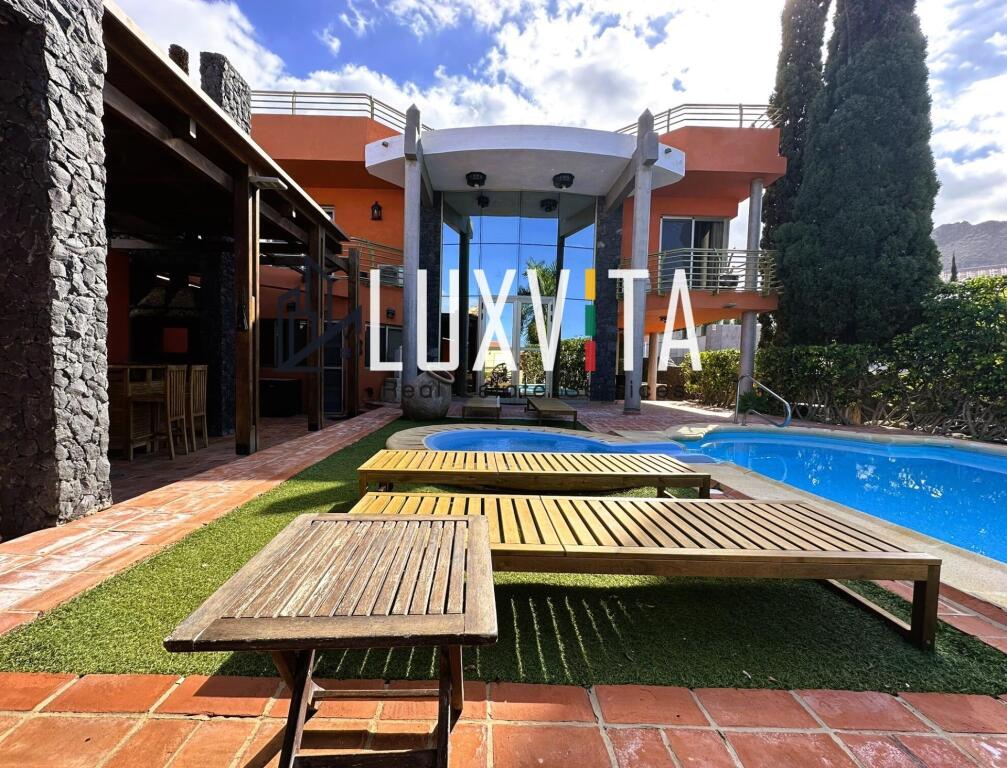 exclusiva villa de lujo en el madroñal – tu oasis privado en tenerife sur con piscina y vistas de en foto grande (2)