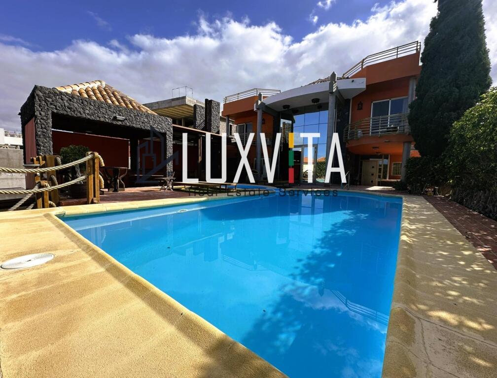 exclusiva villa de lujo en el madroñal – tu oasis privado en tenerife sur con piscina y vistas de en foto grande (3)