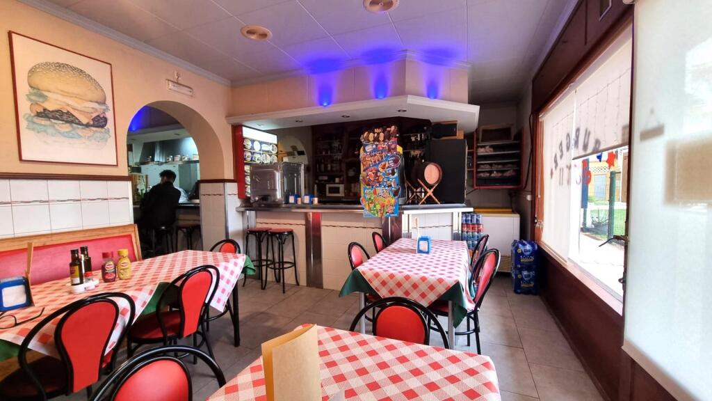 Mesas sillas restaurante  de segunda mano - Restaurante Burger en plena actividad
