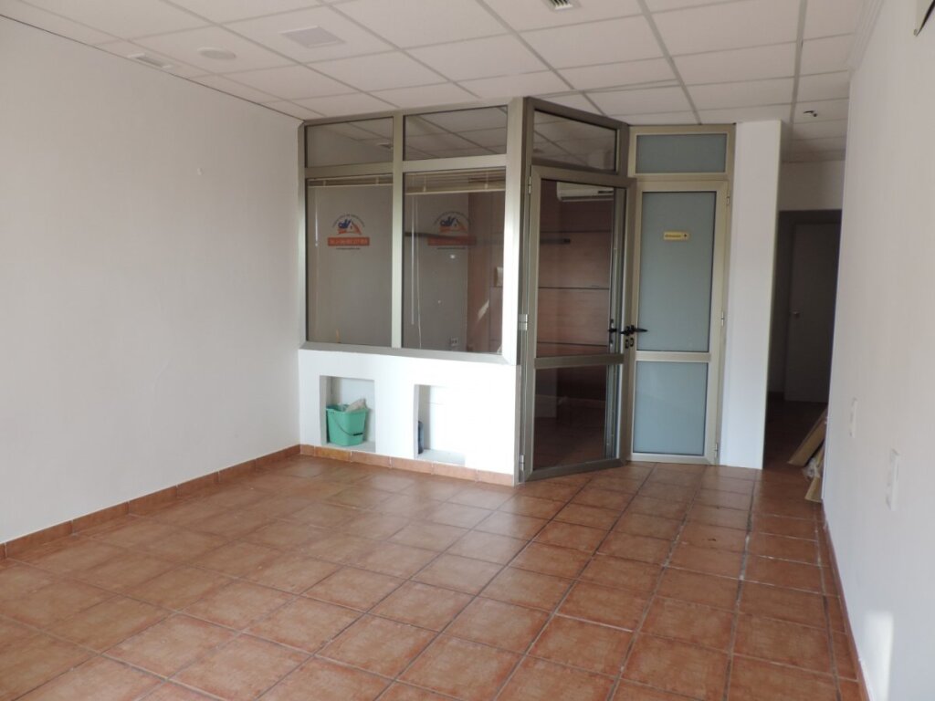 Foto local comercial muy bien ubicado en aguadulce almeria zona centro sur