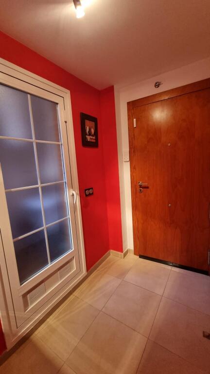 Exclusivo Ático con Terraza Orientación Sur en el Corazón de Roquetas de Mar