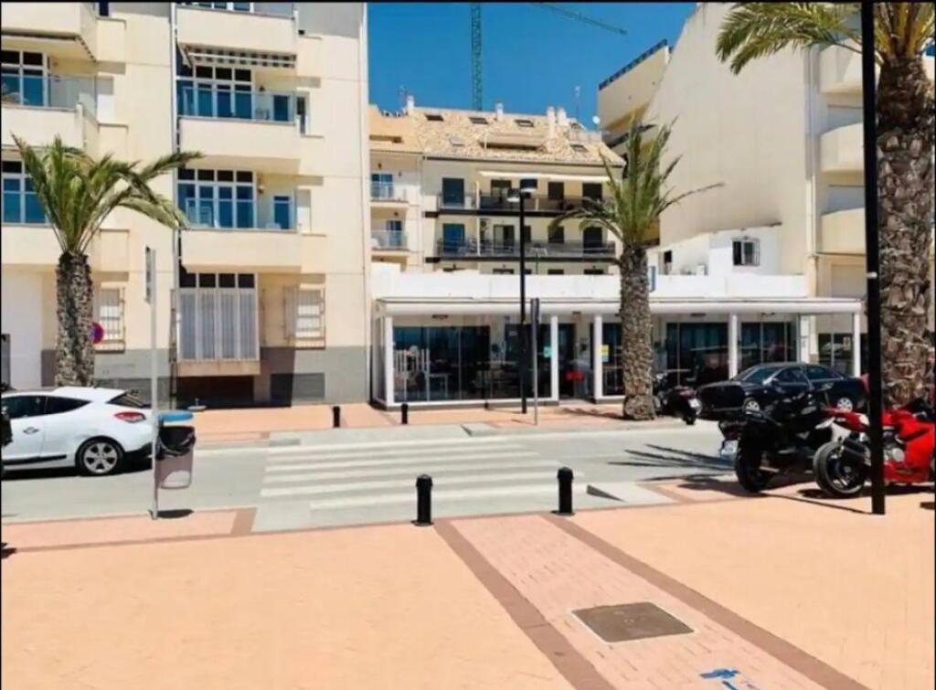 OPORTUNIDAD DE INVERSIÓN!! Piso de 2 dorm. en Paseo Marítimo Fuengirola, a pasos del MAR!!!