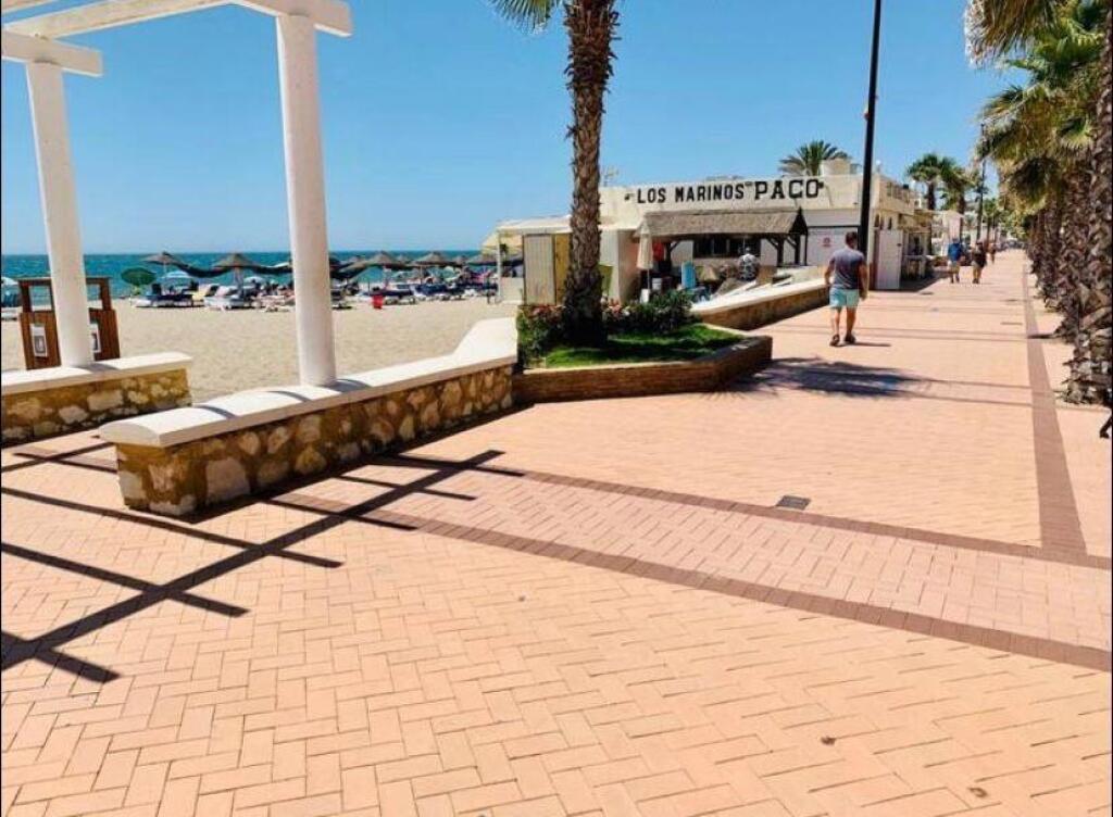 OPORTUNIDAD DE INVERSIÓN!! Piso de 2 dorm. en Paseo Marítimo Fuengirola, a pasos del MAR!!!