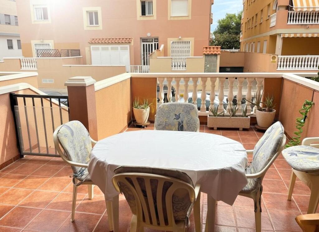 Oportunidad en Moncofa: Apartamento en segunda linea de mar con amplia terraza y entrada independiente.