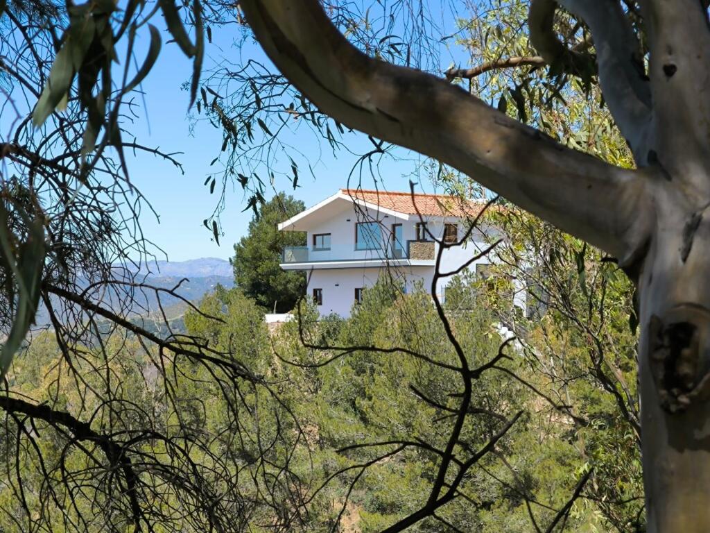 Villa exclusiva en la reserva natural de Málaga – vistas incomparables y a estrenar