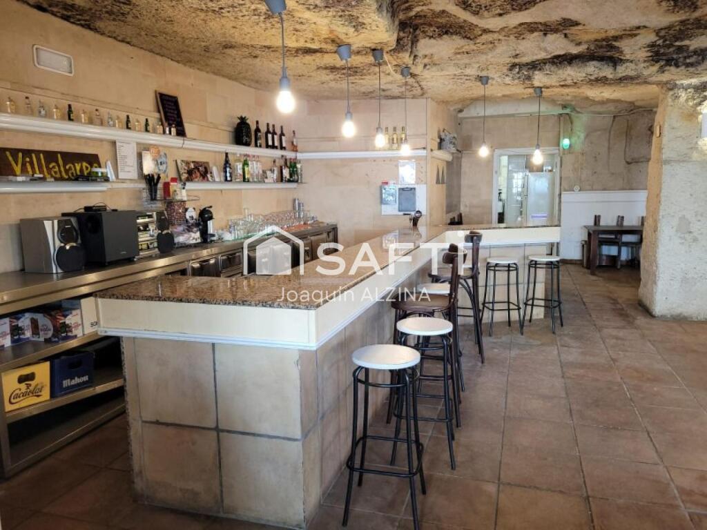 Terreno a la venta con edificación + 2 locales