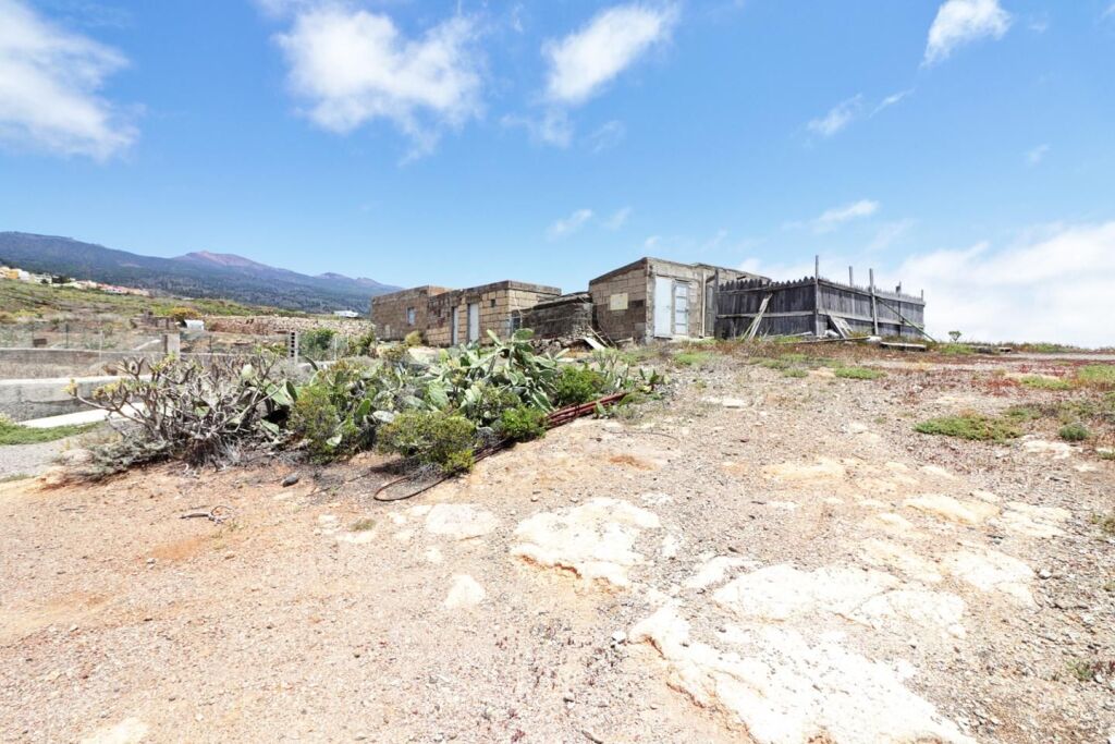 Terreno rústico con varias construcciones en Granadilla.