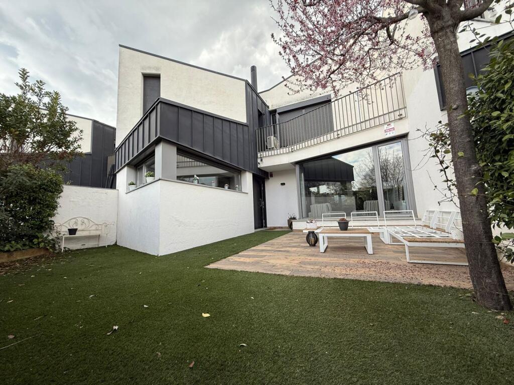 ESPECTACULAR CASA EN CENTRO CENTELLES!!