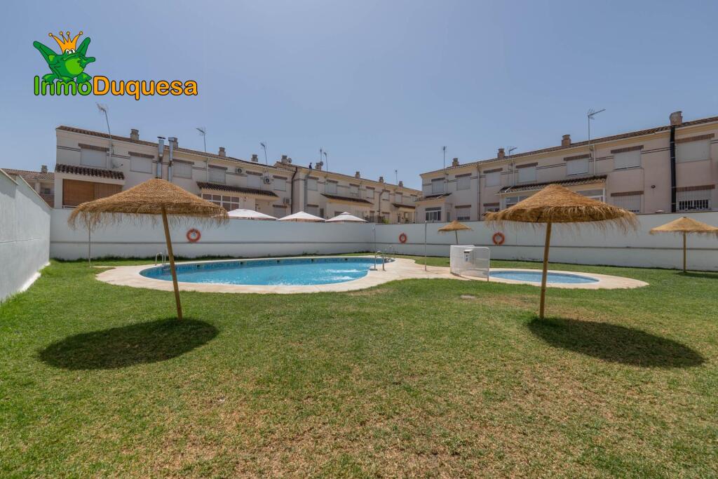 Casa Adosado con mejoras y Patio de 35m² (Piscina Comunitaria).