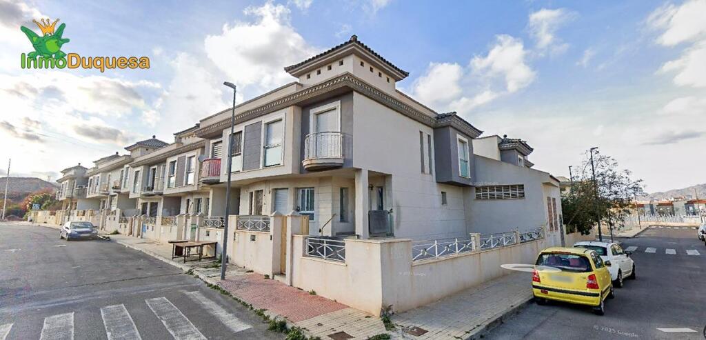Conjunto residencial de 21 casas adosadas terminadas (OKUPADAS).