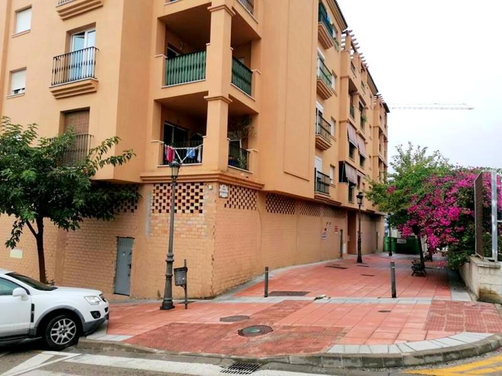 IMPRESIONANTE LOCAL DIAFANO JUNTO AL CENTRO DE SALUD LA LOBILLA