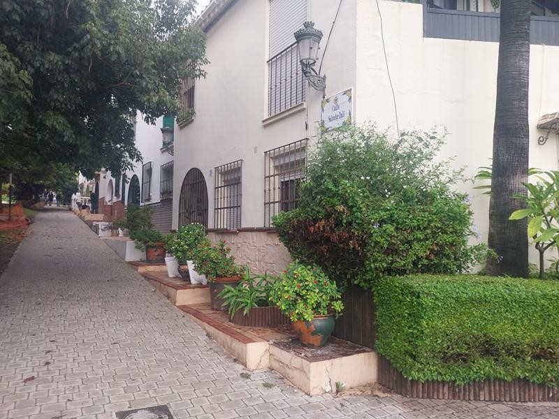 CASA ADOSADA CON UN EMPLAZAMIENTO ÚNICO EN CENTRO ESTEPONA