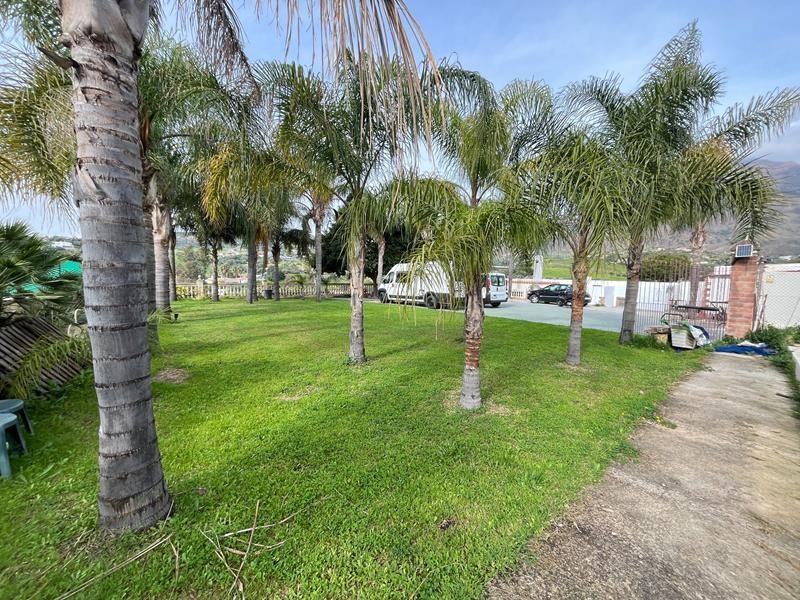 SE VENDE PARCELA DE 3600M2 CON VARIAS construcciones LEGALIZADAS.