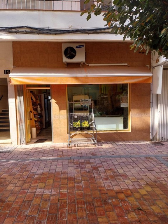 SE VENDE LOCAL COMERCIAL EN PLENO FUNCIONAMIENTO EN EL CENTRO DE ESTEPONA
