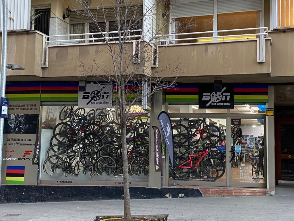 Foto local comercial ideal inversores en zona piscinas de manresa
