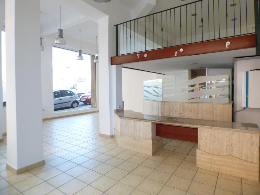Foto local totalmente esquinero con gran aparador en zona de paso de manresa en venta