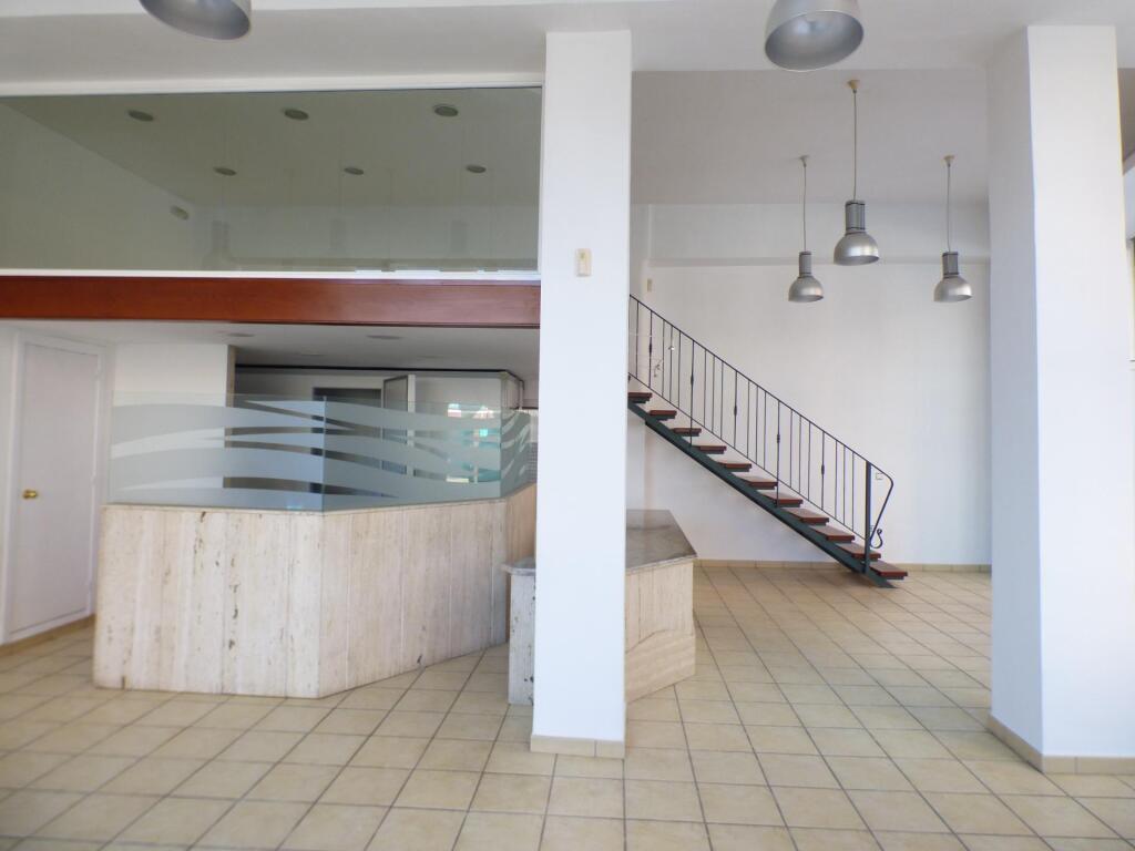 local totalmente esquinero con gran aparador en zona de paso de manresa en venta foto grande (2)