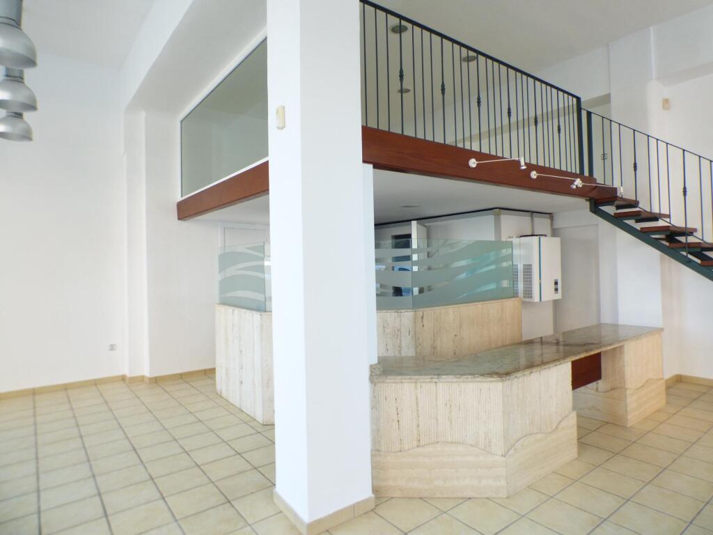 local totalmente esquinero con gran aparador en zona de paso de manresa en venta foto grande (3)