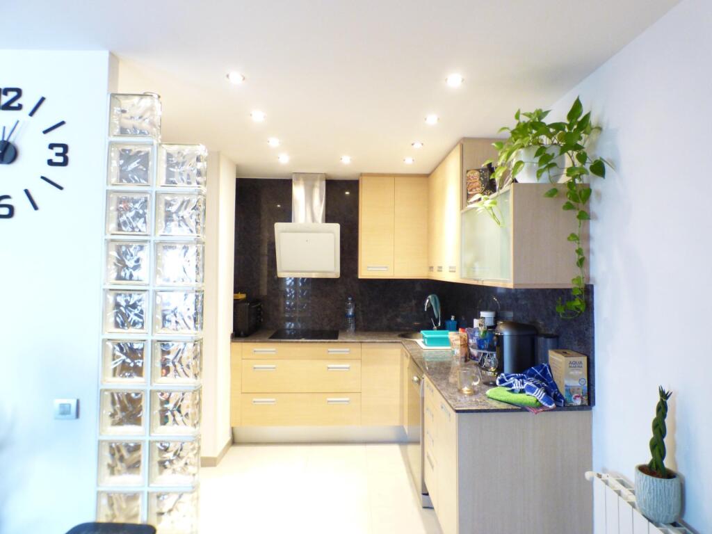 maravilloso duplex invertido en venta en badalona con 3 habitaciones foto grande (2)
