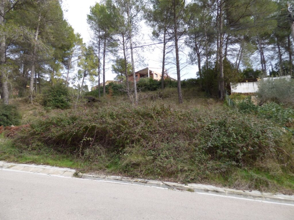 terreno urbanizable con impresionantes vistas en castellgalí foto grande (2)