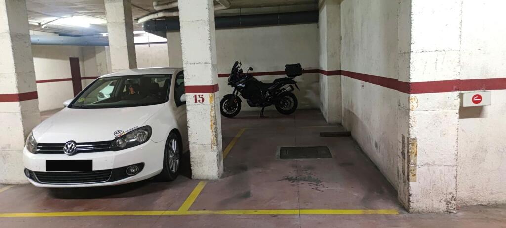 Foto ¡ganga! parking para coche mediano en la font dels capellans
