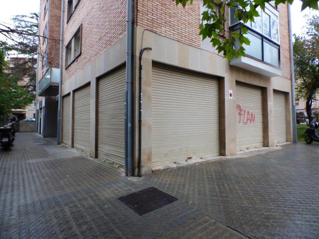 Foto local esquinero para negocio o garaje en la font dels capellans de manresa