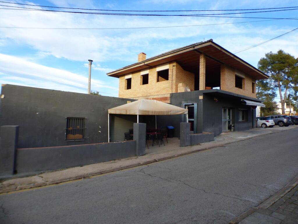 Foto casa en construcción con local comercial alquilado en funcionamiento  en castellnou de bages