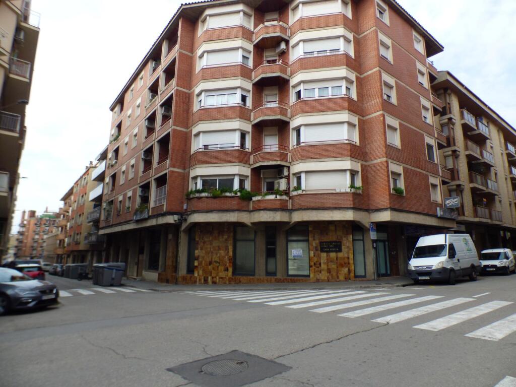Foto local comercial esquinero en la zona de poble nou