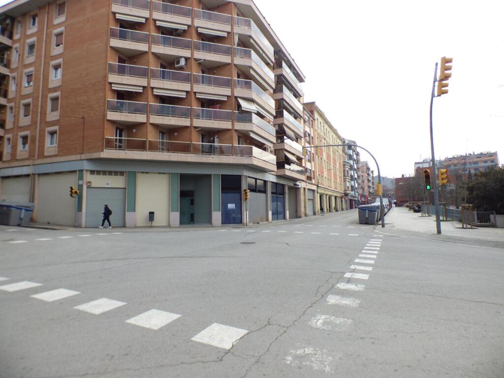 Foto local comercial esquinero de 742m2 en manresa