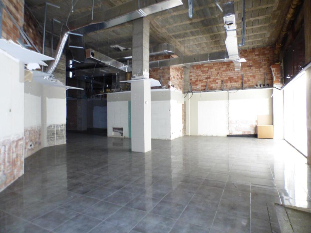 local comercial esquinero de 742m2 en manresa foto grande (2)