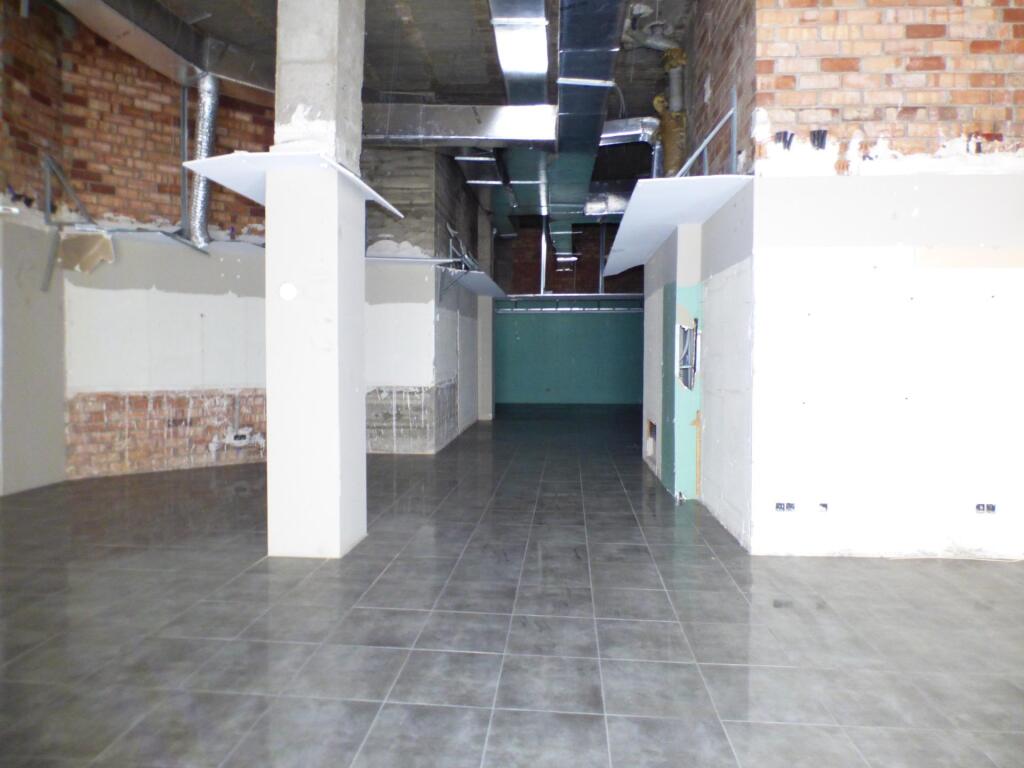 local comercial esquinero de 742m2 en manresa foto grande (3)