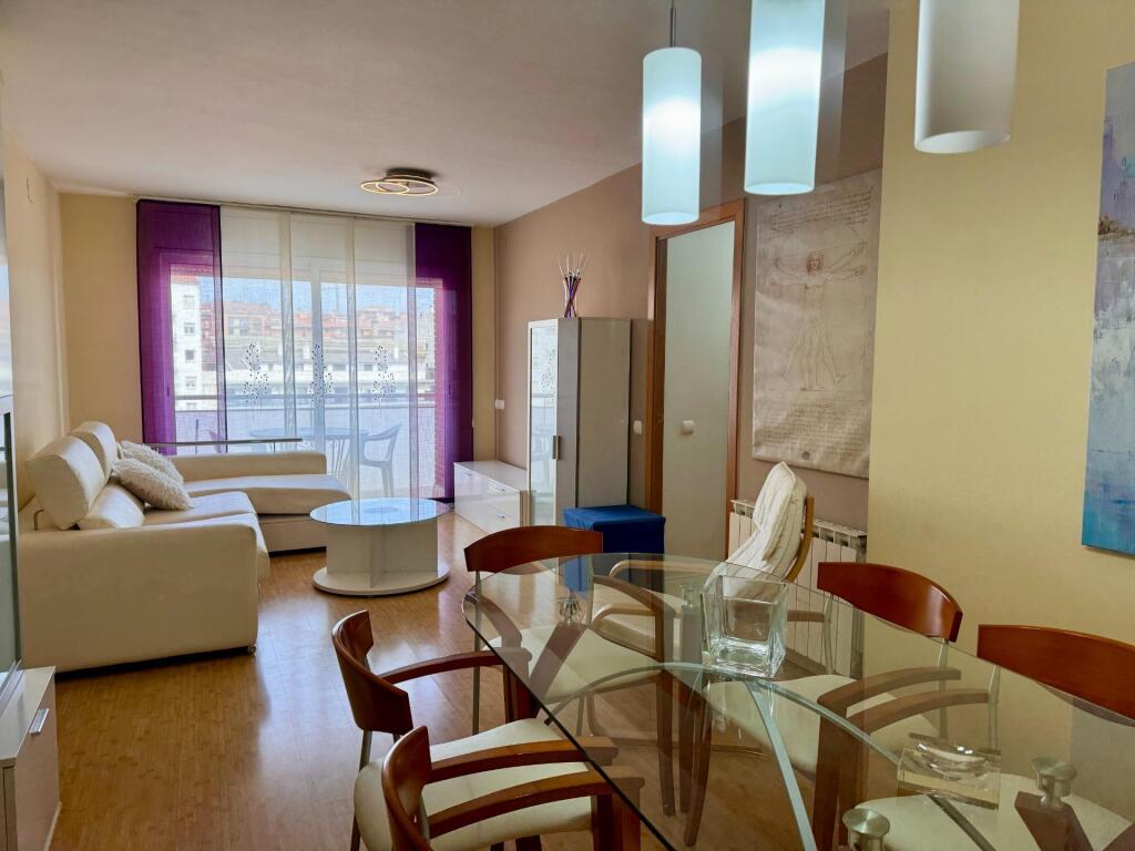 Foto piso seminuevo en venta en sagrada familia con  3 hab. parking incluido, ascensor y balcon