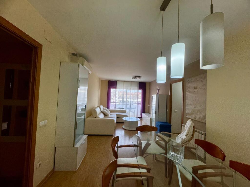 piso seminuevo en venta en sagrada familia con  3 hab. parking incluido, ascensor y balcon foto grande (2)