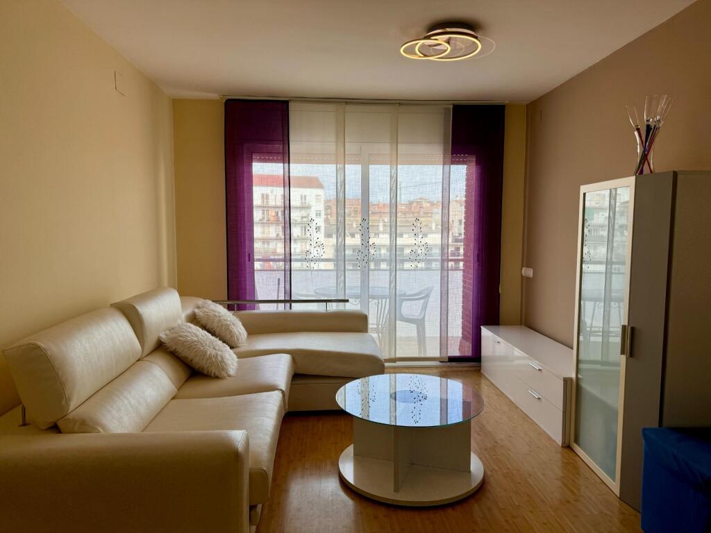 piso seminuevo en venta en sagrada familia con  3 hab. parking incluido, ascensor y balcon foto grande (3)