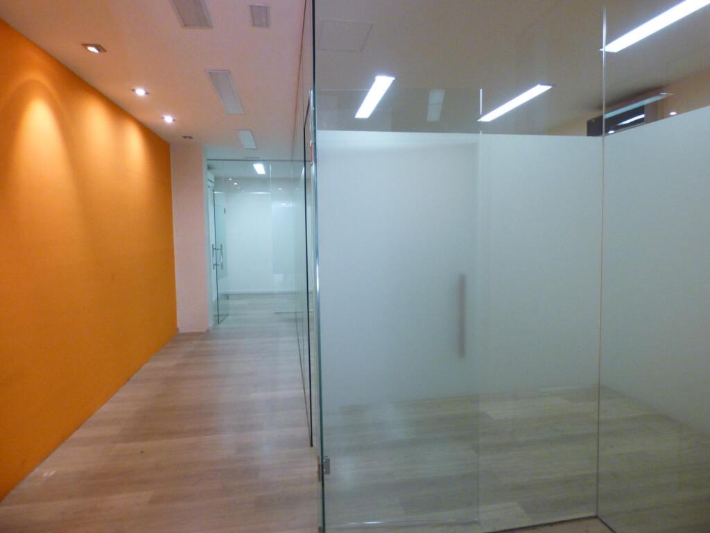 Foto local comercial en alquiler en manresa – zona  universidad