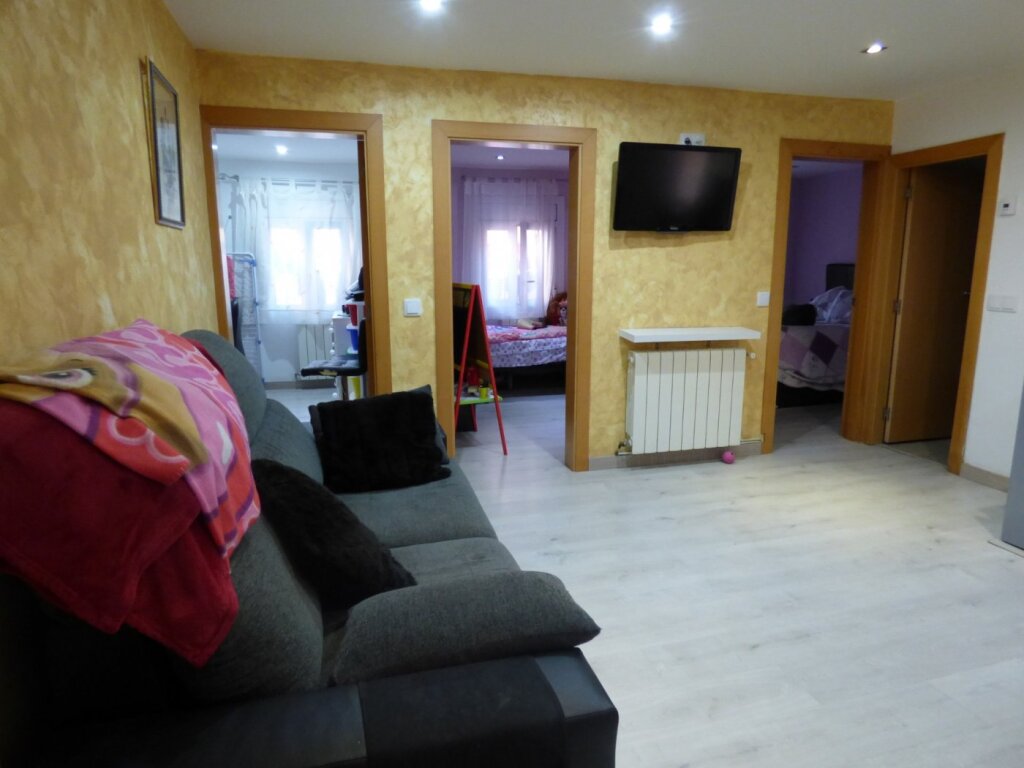 planta baja reformada en venta con inquilino en sallent rentabilidad más de 6 % foto grande (3)