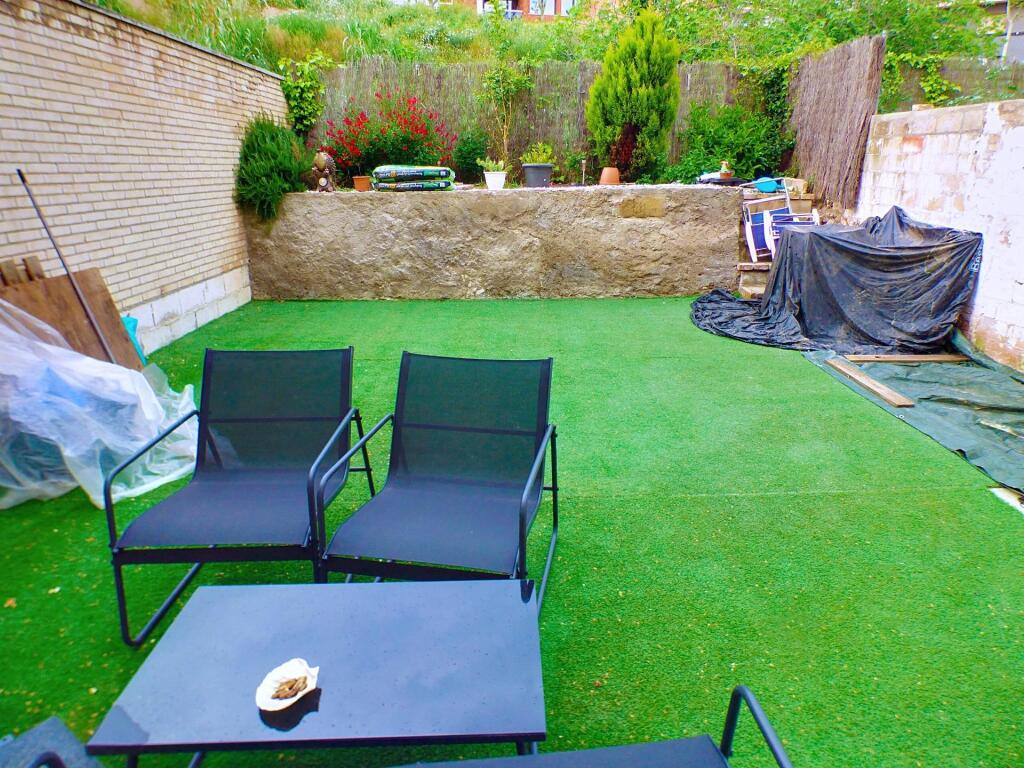 Foto planta baja con encanto y gran patio y chimenea en el comedor. en el centro de manresa