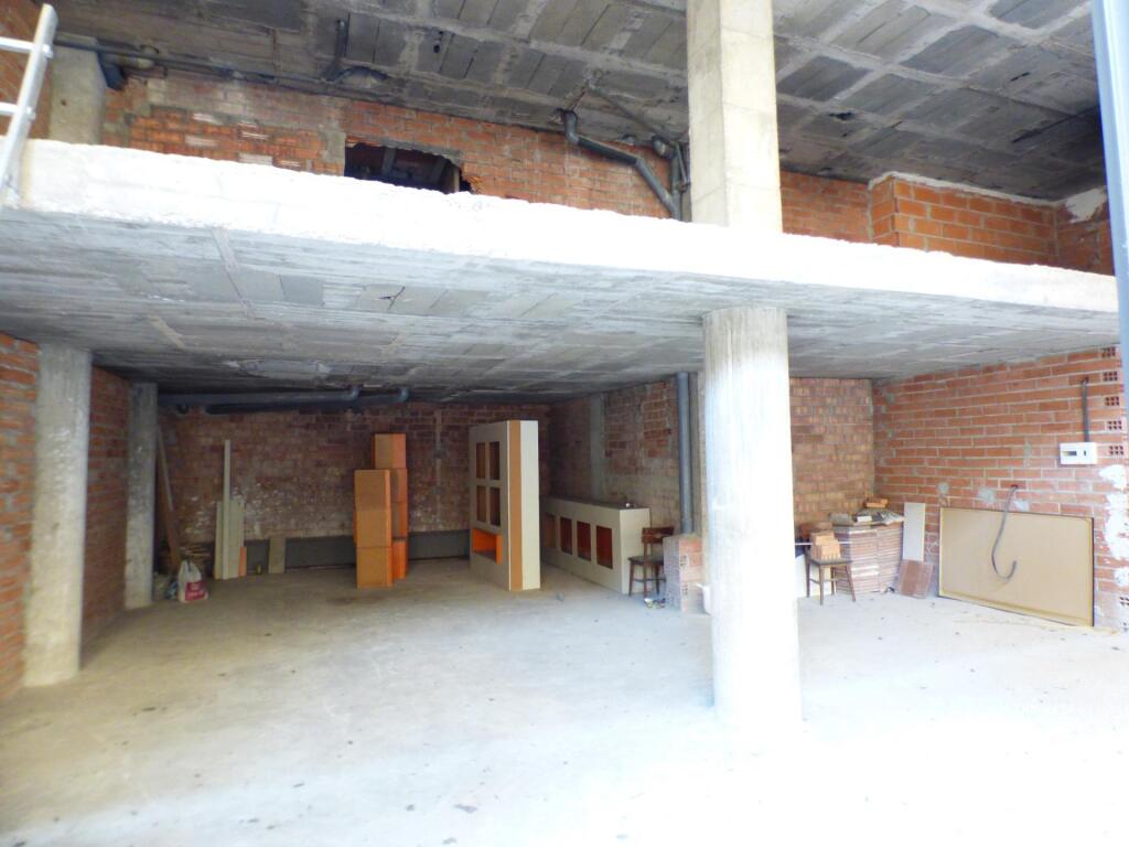 Foto local en venta con gran aparador situado en una zona de paso de manresa
