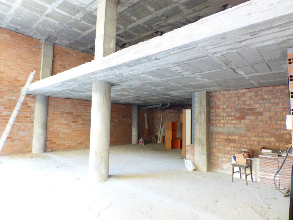 local en venta con gran aparador situado en una zona de paso de manresa foto grande (2)