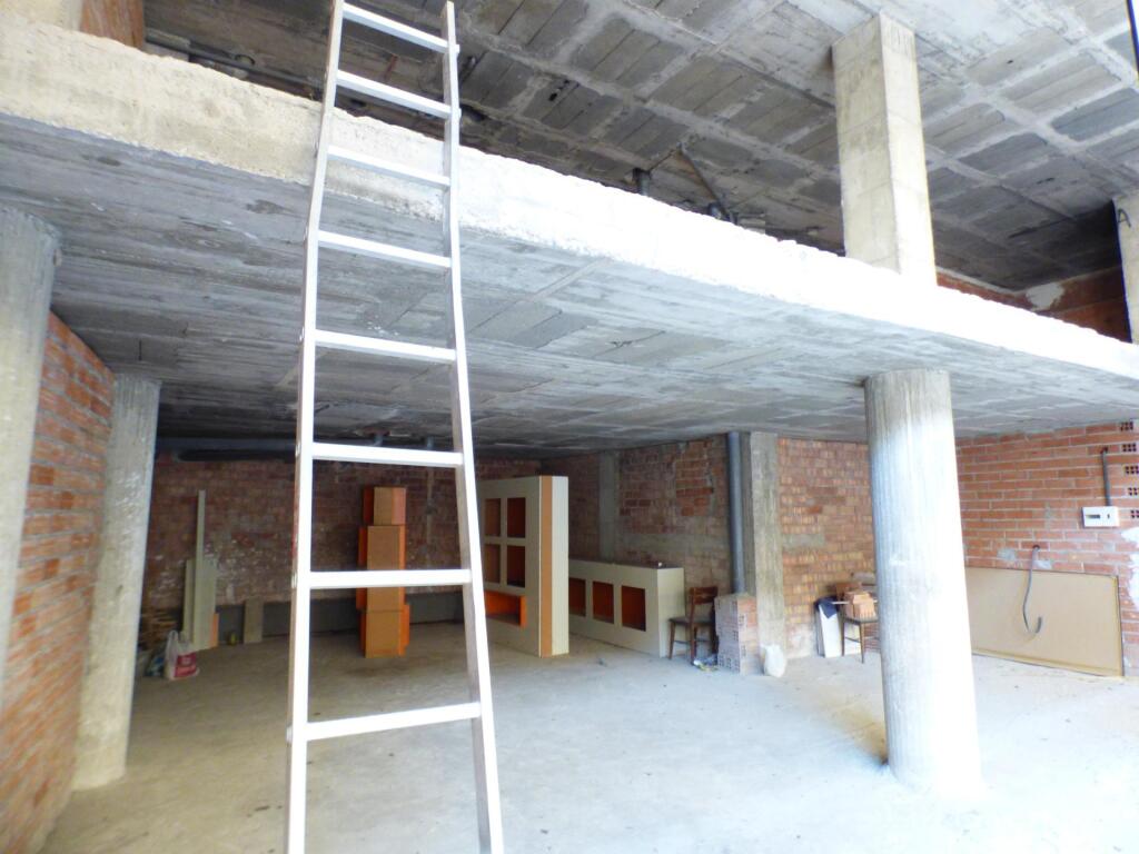 local en venta con gran aparador situado en una zona de paso de manresa foto grande (3)