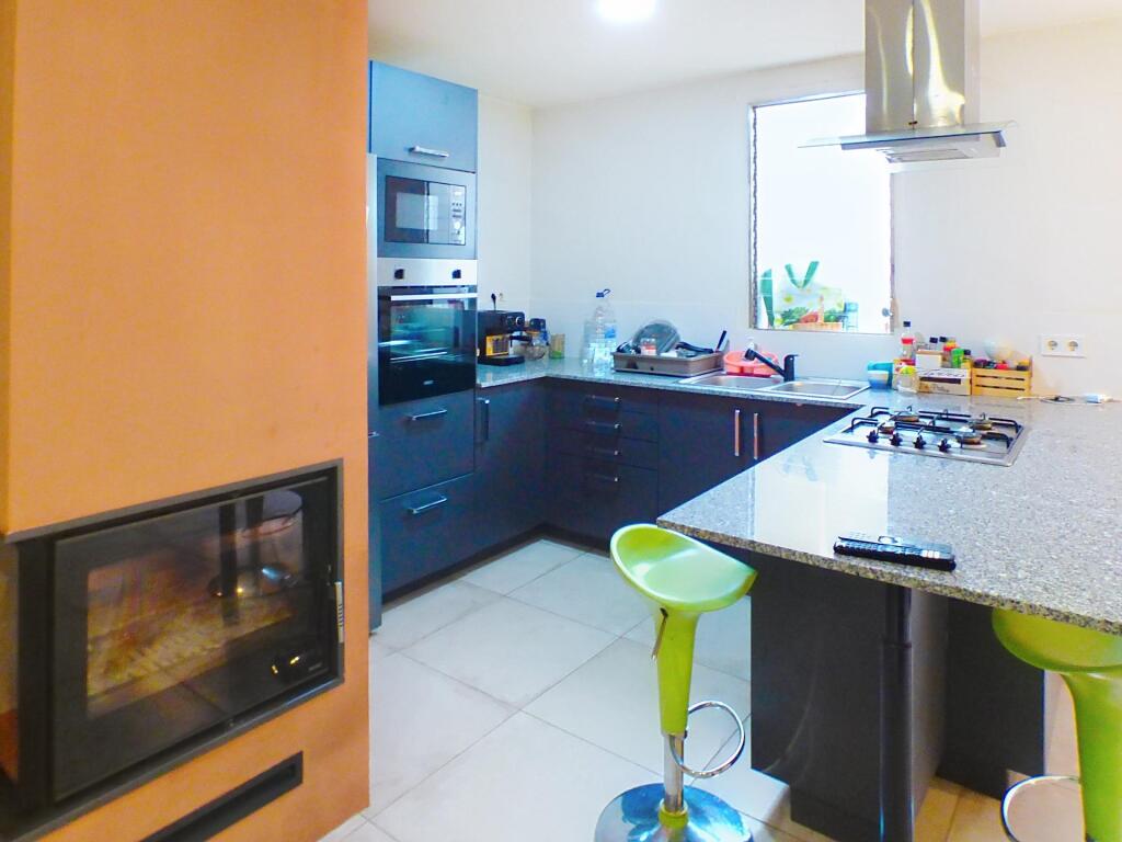 Foto planta baja con encanto y gran patio y chimenea en el comedor. en el centro de manresa