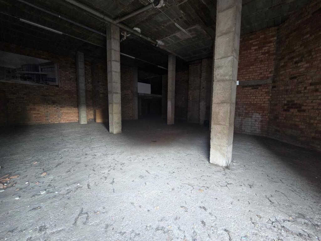 Foto local - garaje de 200 m2 aprox. en la plaza catalunya de manresa