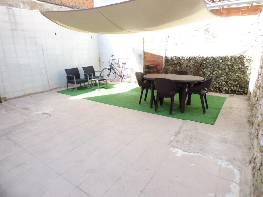 Foto casa reformada de dos plantas en el centro de sant vicenç de castellet ideal para familia o inversores