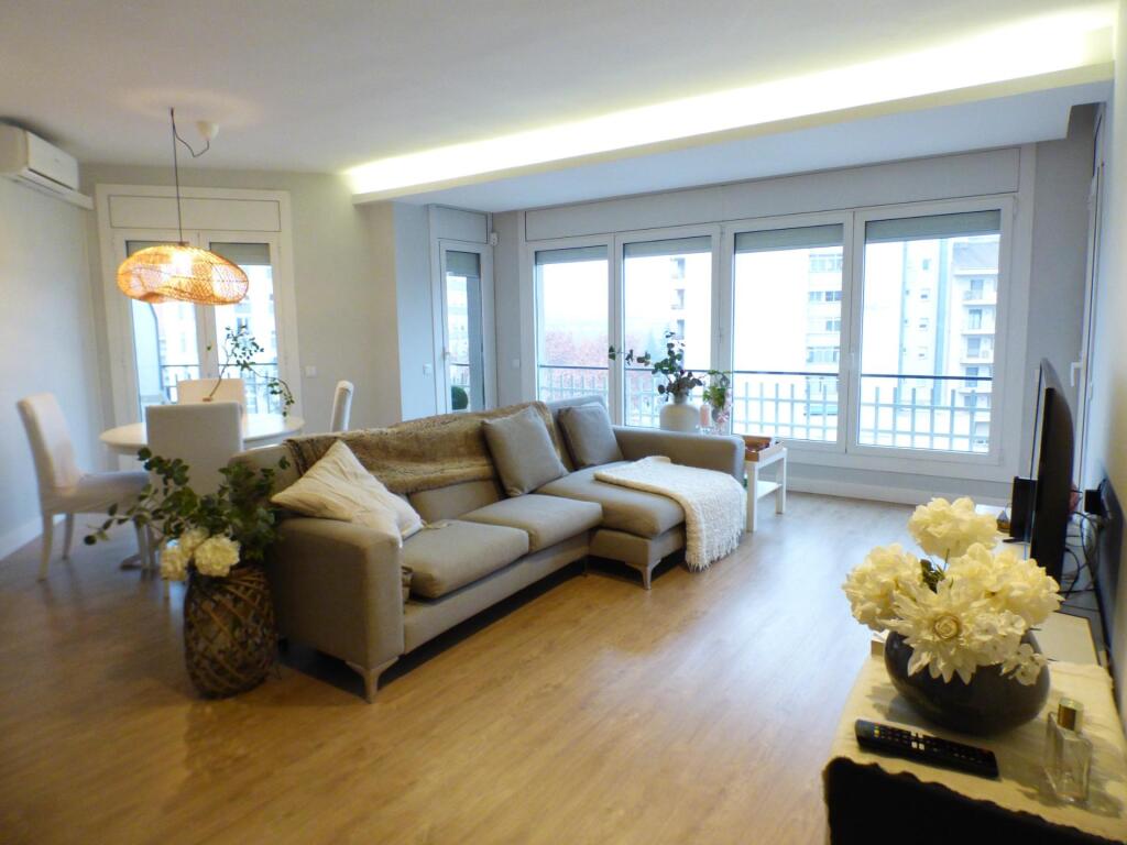 PISO TOTALMENTE REFORMADO EN EL PLENO CENTRO DE MANRESA CON 3 HAB. BALCÓN, ASECENSOR Y PARQUING OPCIONAL