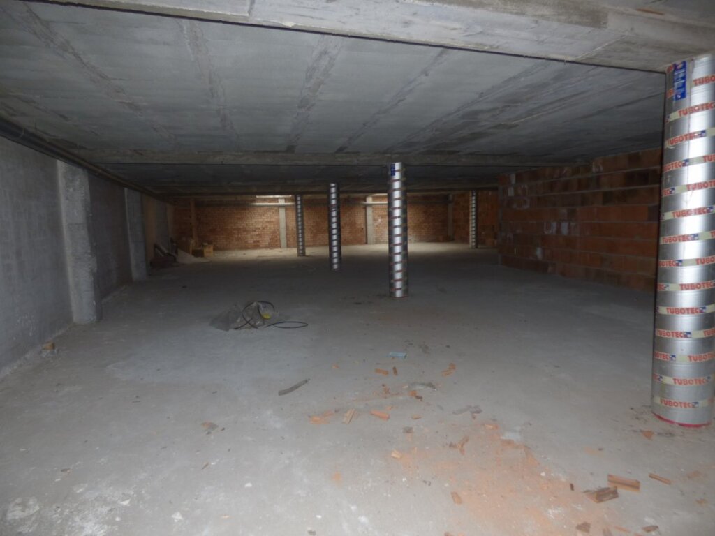 Foto local de 330m2 en alquiler en el centro de manresa diáfano