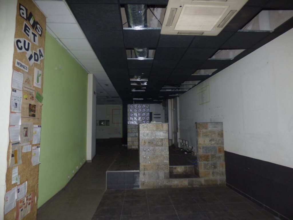 Foto local comercial ideal para restauración en alquiler en la zona de àngel guimerà de manresa