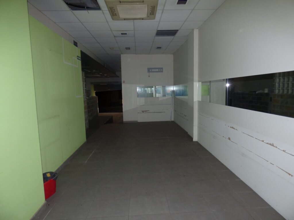 local comercial ideal para restauración en alquiler en la zona de àngel guimerà de manresa foto grande (2)
