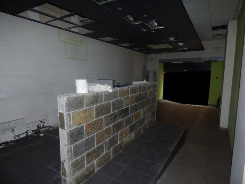 local comercial ideal para restauración en alquiler en la zona de àngel guimerà de manresa foto grande (3)